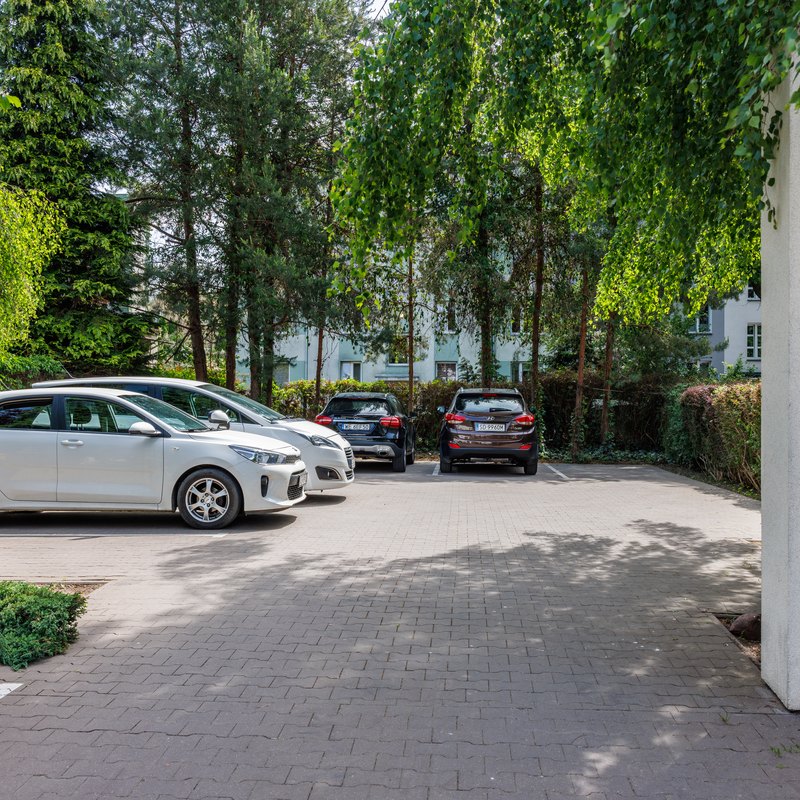 Parking Smart2Stay Pod Lipami – zaparkowane samochody, wjazd między słupkami