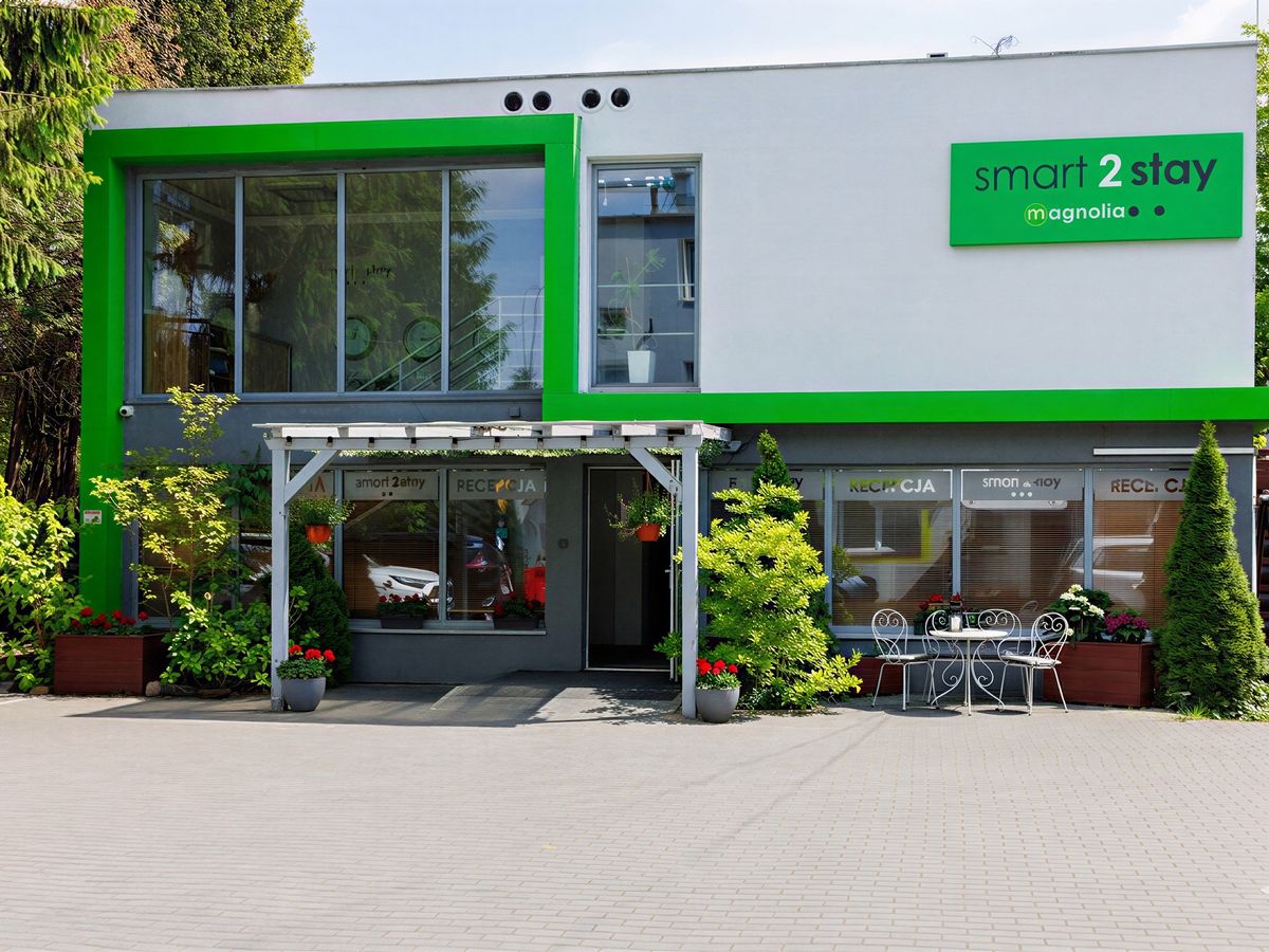 Elewacja budynku Smart2Stay Magnolia z zielonym szyldem
