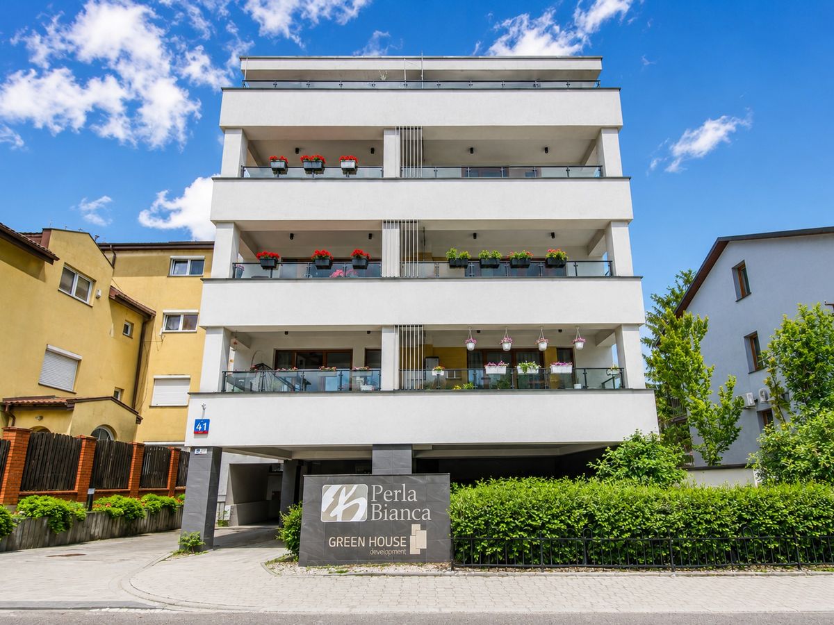 Budynek z Apartamentami Smart2Stay przy ul. Sabały 41 z balkonami i wjazdem do garażu podziemnego