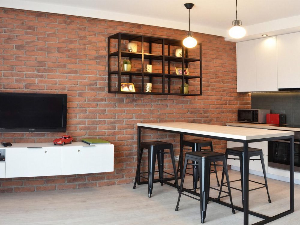 Apartament Ogień – salon z czerwoną cegłą