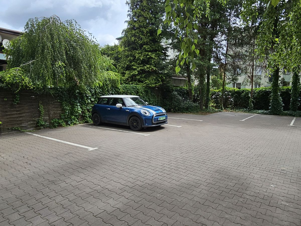 Parking dla Gości Pod Lipami z wyznaczonymi miejscami